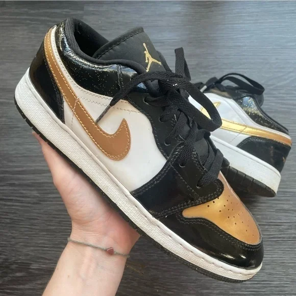 Air Jordan 1 Low SE Gold Toe Black Metallic Gold Speckle White Nike 8.5W 7M 7Y - Picture 1 of 9